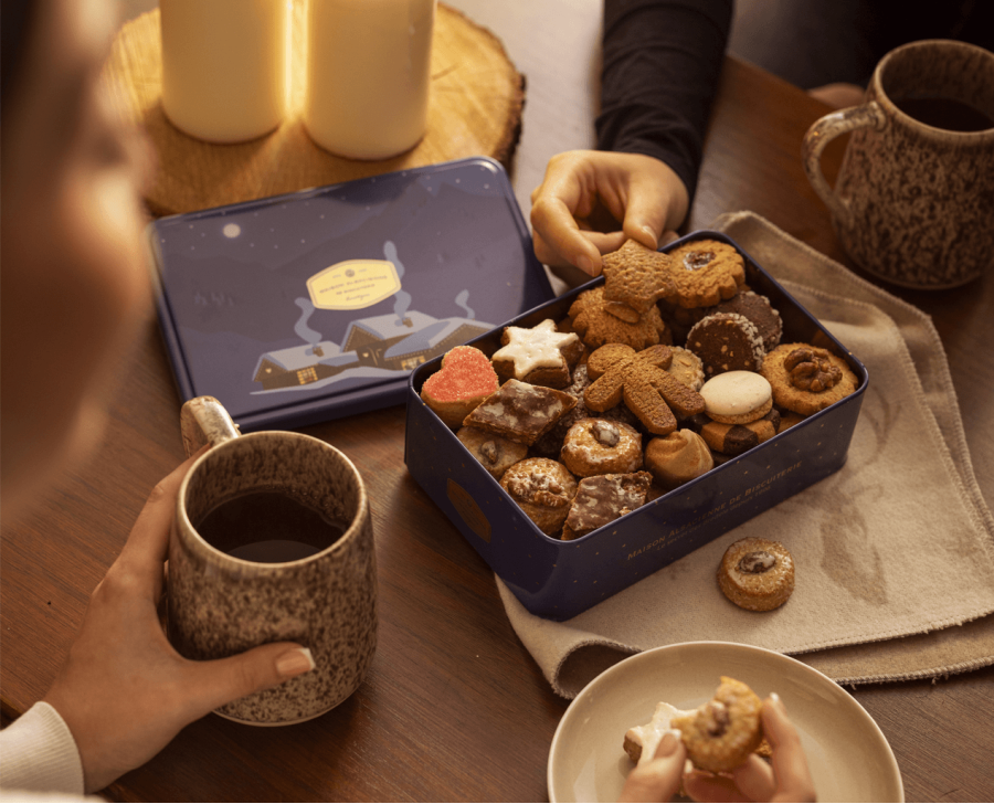 Assortiment de Bredele (biscuits et pains d'épices) - Boîte de Noël Assortiment de Bredele (biscuits et pains d'épices) - Boîte de Noël