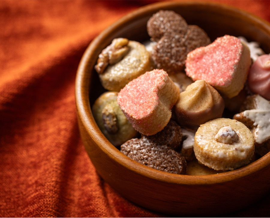 Assortiment Bredele moelleux : biscuits et petits gâteaux aux amandes en Boite | Maison Alsacienne de Biscuiterie